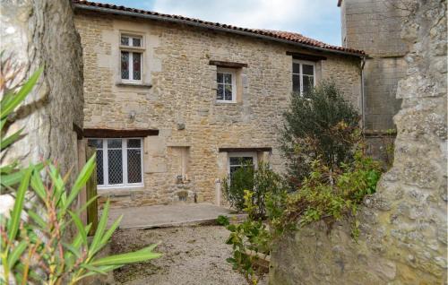 Saint Jean d'Angle Casa | Nice Home In Saint-Jean-D'angle