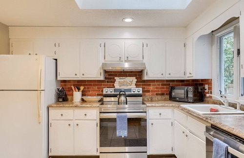 West Hyannisport Casa | Nice Three bedroom close to Craigville Beach