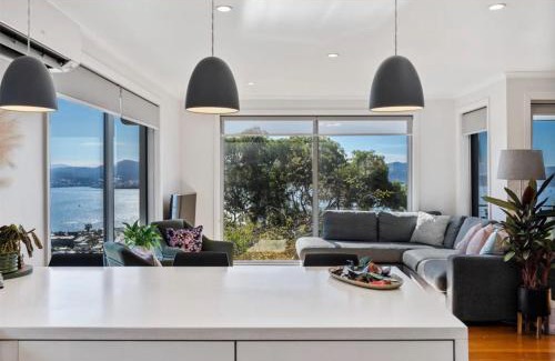 Sandy Bay Villa | Nicolas Escape panoramic views luxury and space