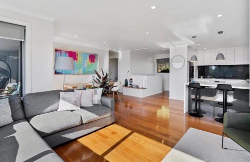 Sandy Bay Villa | Nicolas Escape panoramic views luxury and space