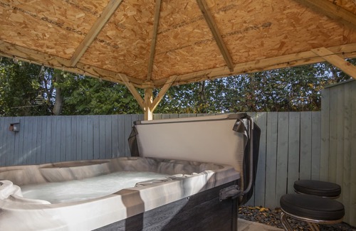 Wilberfoss Cabina | NO. 77- HONEY BEE LODGE, pet friendly, with hot tub in Wilberfoss