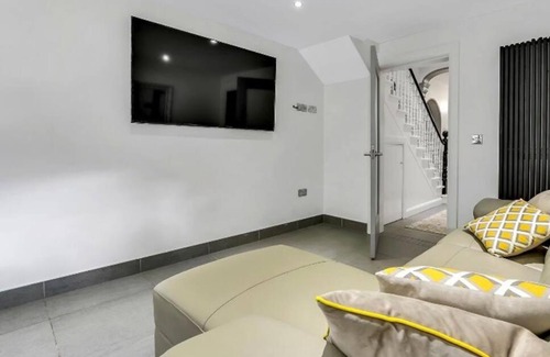 Londonderry Villa | No 8, Lawrence Hill