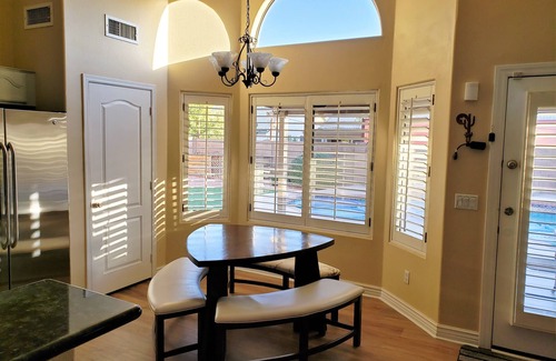 Pivotal Peoria Center Casa | Excelente ubicación, piscina climatizada privada, sin cargos ocultos, parrilla / senderismo / wifi gratis