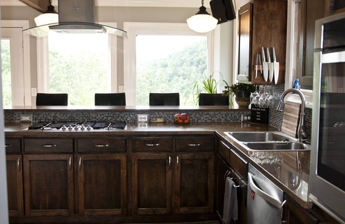 Lynn Cabina | Mountaintop Blue Ridge Bliss- 2BR Spectacular Views and Pet Friendly!