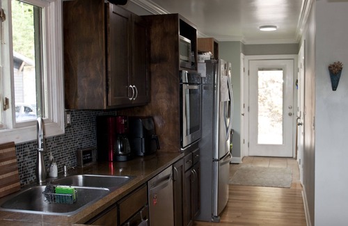 Lynn Cabina | Mountaintop Blue Ridge Bliss- 2BR Spectacular Views and Pet Friendly!