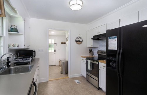 Old Fort Casa | Nomad Retreat | Pet-Friendly, Hot Tub & Mountain View