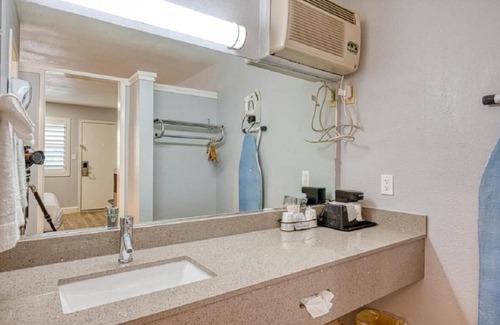 San Luis Obispo Casa | Non-Smoking 1 King Bed Suite