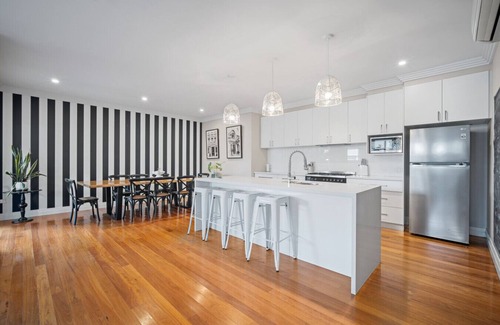 Turvey Park Casa | Norman's Rest - modern 5-bedroom home in Wagga