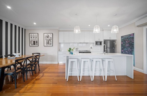 Turvey Park Casa | Norman's Rest - modern 5-bedroom home in Wagga