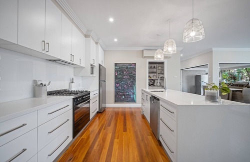 Turvey Park Casa | Norman's Rest - modern 5-bedroom home in Wagga