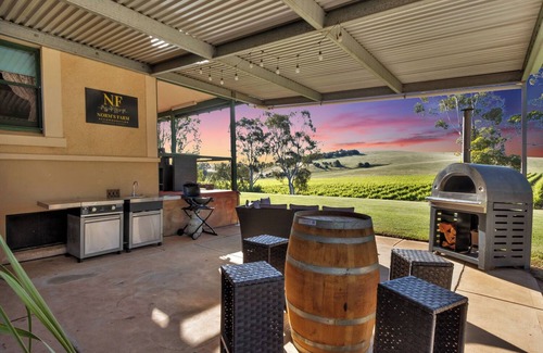 Williamstown Cama Y Desayuno | Norms Farm Vineyard Retreat, perfect for families & friend groups