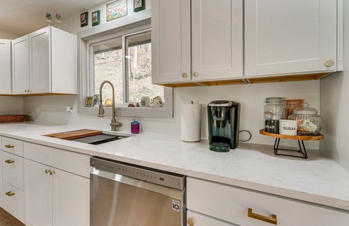 Marble Cabaña | North Carolina Coupes Retreat w/ Deck & Grill!