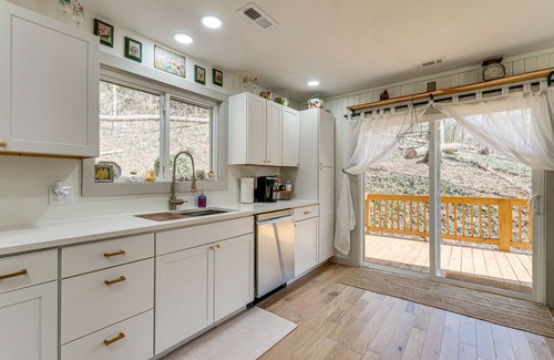 Marble Cabaña | North Carolina Coupes Retreat w/ Deck & Grill!