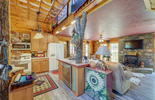 Micaville Cabina | North Carolina Getaway w/ Covered Porches & Patio