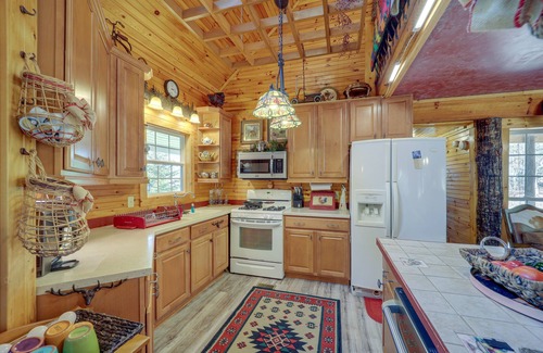 Micaville Cabina | North Carolina Getaway w/ Covered Porches & Patio