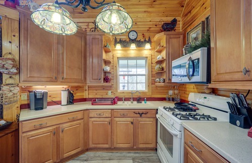 Micaville Cabina | North Carolina Getaway w/ Covered Porches & Patio