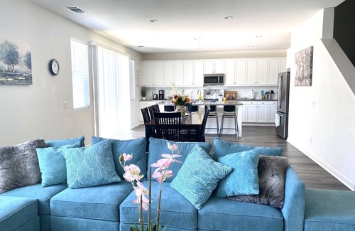 Sylmar Casa | North LA Spacious/Family-Friendly New Home with 5 Bedrooms, 3 Baths, 6 Beds