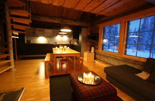 Lampivaara Cabina | MARAVILLAS DE INVIERNO CON LUCES DEL NORTE Cabaña de madera Gregory A
