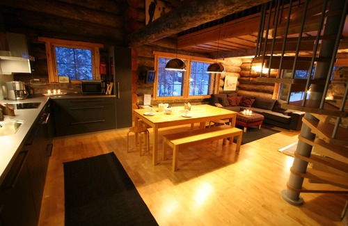 Lampivaara Cabina | MARAVILLAS DE INVIERNO CON LUCES DEL NORTE Cabaña de madera Gregory A