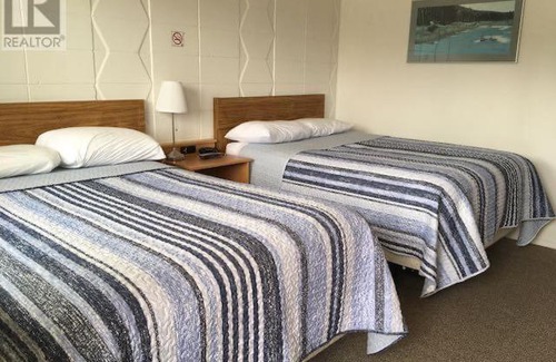 Vermilion Bay Hotel | Northside Motel