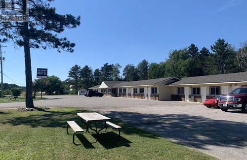 Vermilion Bay Hotel | Northside Motel