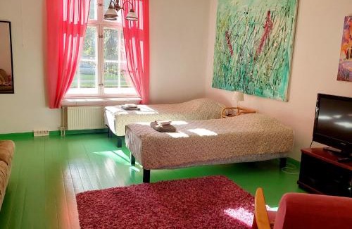 Varkaus Apartamento | Nostalgista majoittumista Taiteilijatalo Taideniityn Auringossa tai Niityssä