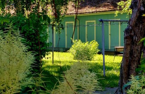 Varkaus Apartamento | Nostalgista majoittumista Taiteilijatalo Taideniityn Auringossa tai Niityssä