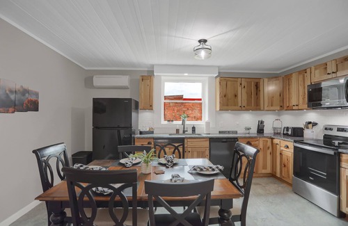 Renovo Apartamento | NOW on the ATV trail connector Cozy, Remodeled apartment with king bed