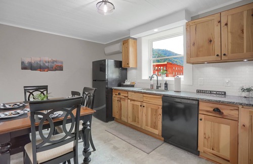 Renovo Apartamento | NOW on the ATV trail connector Cozy, Remodeled apartment with king bed