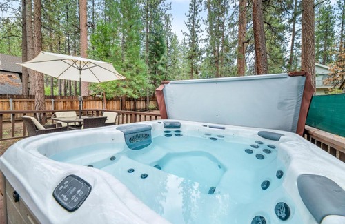 Big Bear Lake Casa | Nunu's Cabin - Beautiful cabin, close to ski resorts and town, Hot Tub and Board Games!