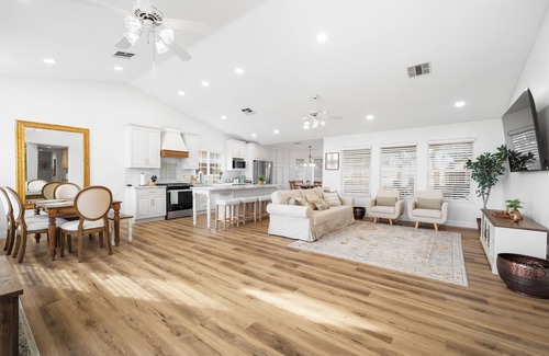 Greenacres Casa | NW Gem! Modern 4BR Home:Cozy Elegance, Near Parks, Dining & Easy Freeway Access