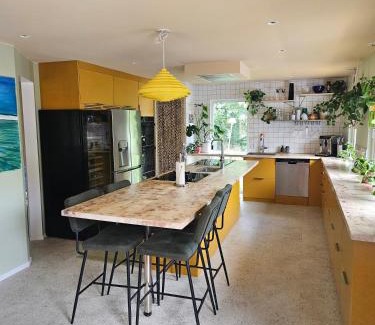 Vastra Frolunda Villa | Nyrenoverad stor villa 15 mintuer från Göteborg centrum