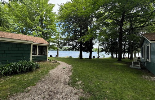 Alden Cabina | OAK COTTAGE - Lakefront on Thayer Lake in Alden, MI with WiFi, AC