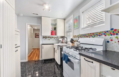 Oak Park Casa | Oak Park IL · Charming Retro 2BR Cottage/Train/Laundry/FREE PKG