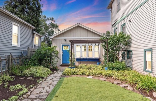 Oak Park Casa | Oak Park IL · Charming Retro 2BR Cottage/Train/Laundry/FREE PKG