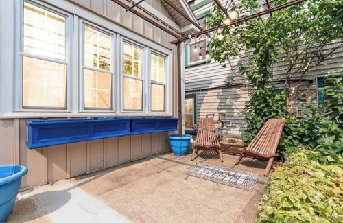 Oak Park Casa | Oak Park IL · Charming Retro 2BR Cottage/Train/Laundry/FREE PKG