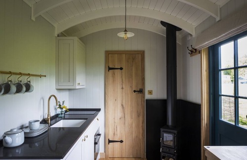 Baslow Cabaña | Oak Tree Shepherd's Hut/ Chatsworth Estate