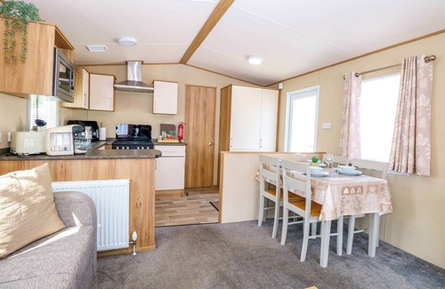 Hopton Cabaña | OAKLEY RETREAT, pet friendly, with pool in Belton, Norfolk
