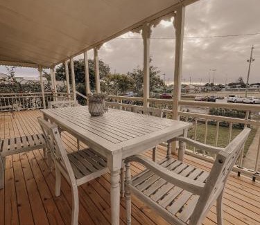 Bundaberg West Casa | Oakmore Cottage Charming Queenslander - Central location