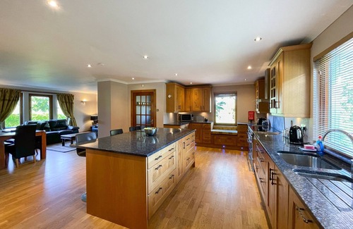 Drymen Cabaña | Oakwoods House - a house that sleeps 10 guests in 4 bedrooms