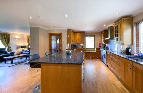 Drymen Cabaña | Oakwoods House - a house that sleeps 10 guests in 4 bedrooms