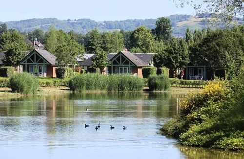 Objat Chalet De Esquí | Objat Chalet Village - 3-Room Lakeside Chalet 4/6 People