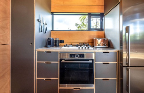 Onetangi Cabina | Escape to Obsidian Villa, situated between Obsidian and Casita Miro vineyards.