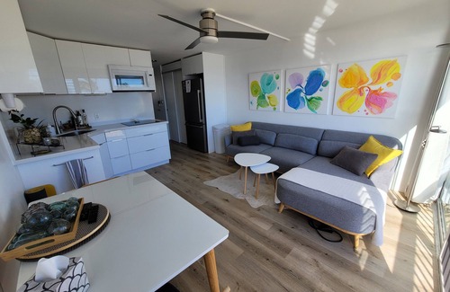 Makaha Condominio | Ocean-Front Renovated Condo with Amazing sunset, WiFi, fitness room, pools, more