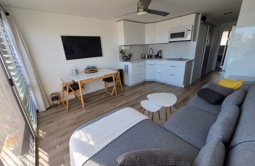 Makaha Condominio | Ocean-Front Renovated Condo with Amazing sunset, WiFi, fitness room, pools, more