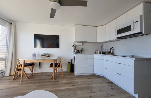 Makaha Condominio | Ocean-Front Renovated Condo with Amazing sunset, WiFi, fitness room, pools, more