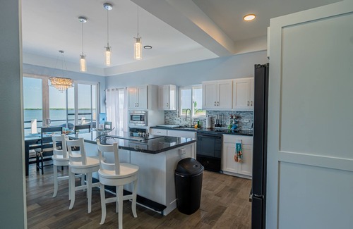 Boca Ciega Apartamento | Ocean view retreat with a large balcony, luxe walk-in shower, kitchenette, & AC