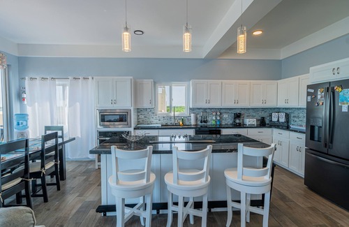 Boca Ciega Apartamento | Ocean view retreat with a large balcony, luxe walk-in shower, kitchenette, & AC