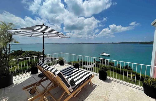 Sandys Casa | Oceanfront "Dock of the Bay" Retreat in Beautiful Bermuda