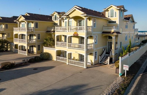 Kill Devil Hills Casa | OCEANFRONT, Pool, H Tub, Theater Rm, Rec Rm, Prvt Beach access, KD1613, Paradise VI